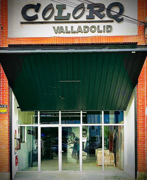 Imagen de puerta de entrada a almacén con nombre de empresa en parte superior