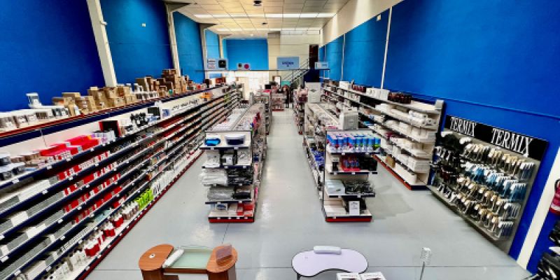 Imagen de interior de almacén con paredes azules y estantes con productos